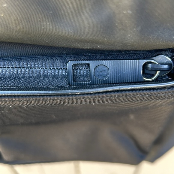 Lululemon Cross Body Small Drawstring Bucket Bag Has a Cosmetic Flaw See Photos - Picture 4 of 9